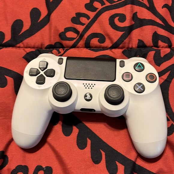 Good condition ps4 has a white remote and comes with all cables - Picture 3 of 4